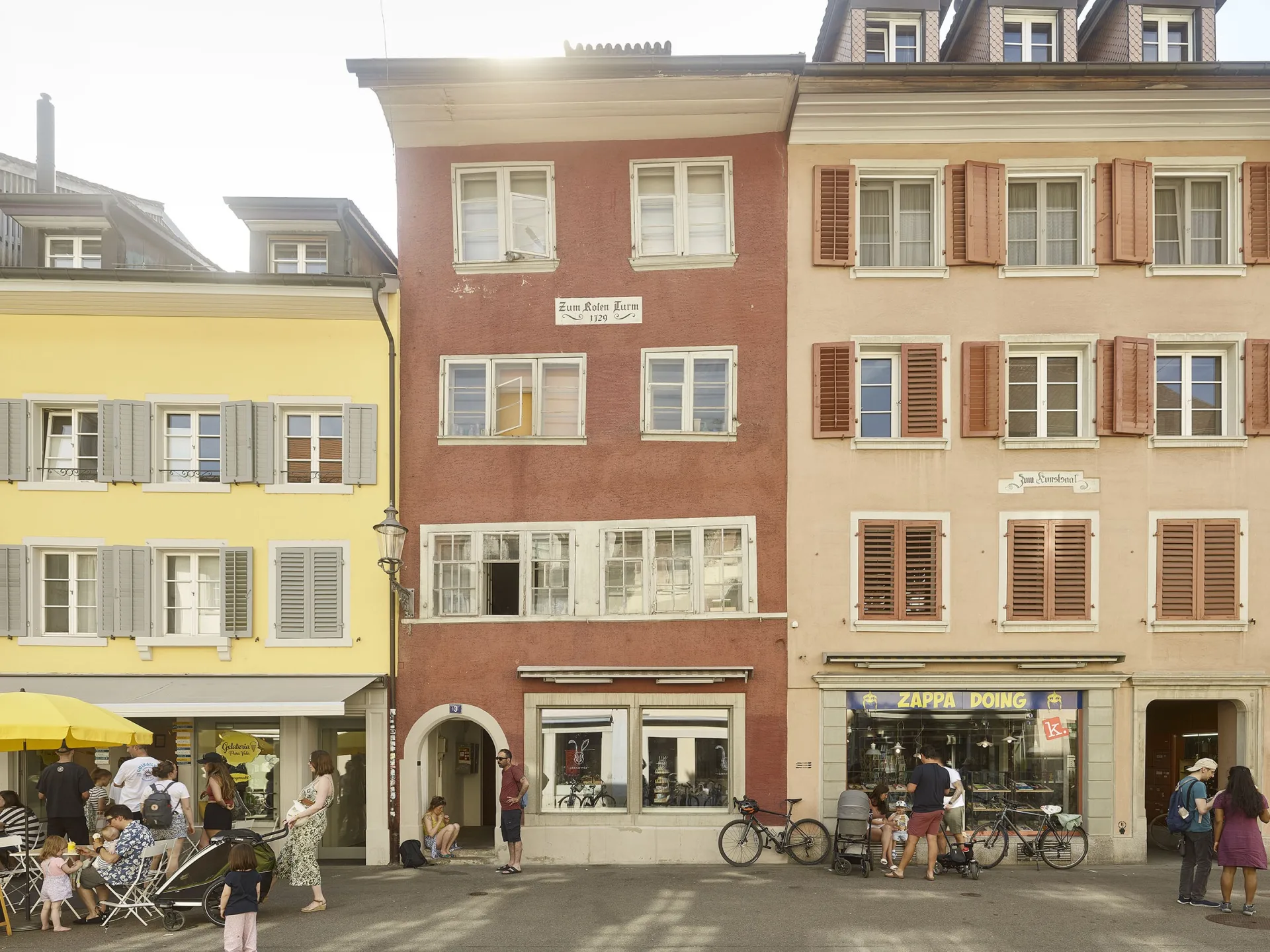 Foto der historischen Liegenschaft «Zum Roten Turm» an der Obergasse 3 in Winterthur, aufgenommen vor Beginn der Renovation.