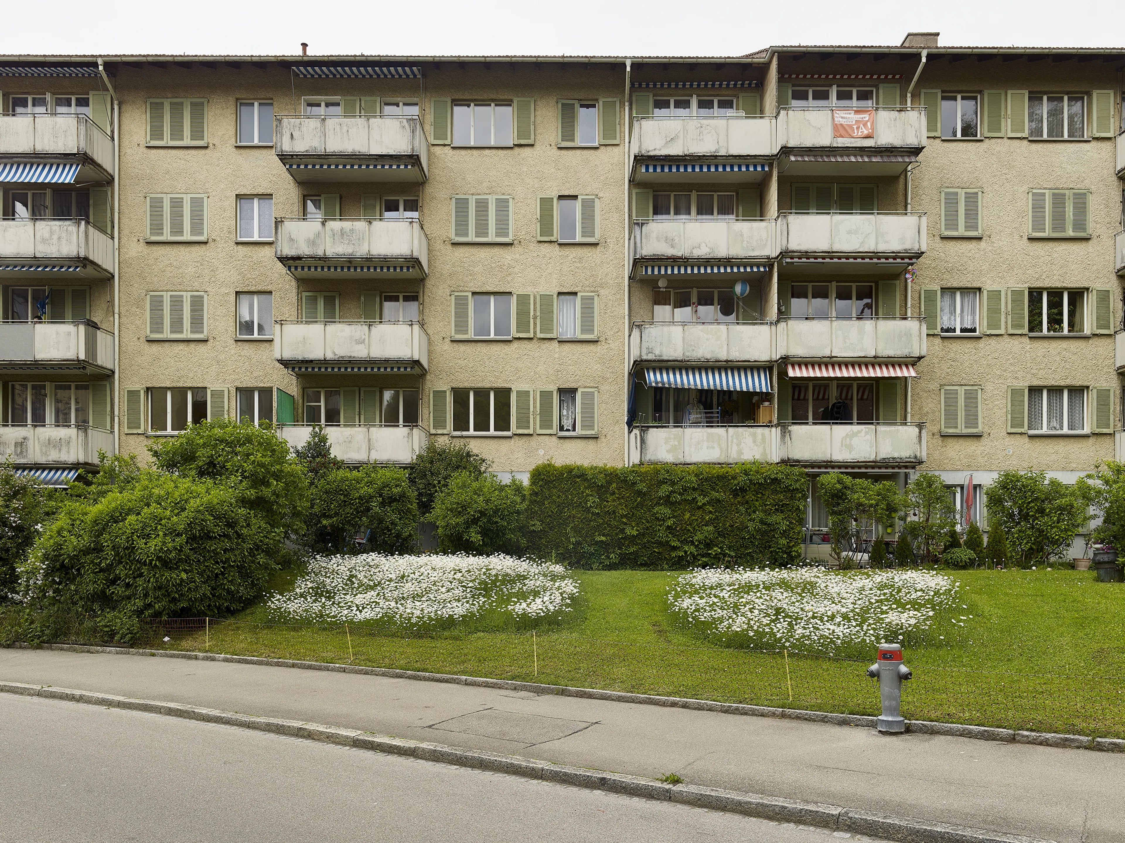 Aussensicht der Fassade eines Wohnhauses an der Burgstrasse