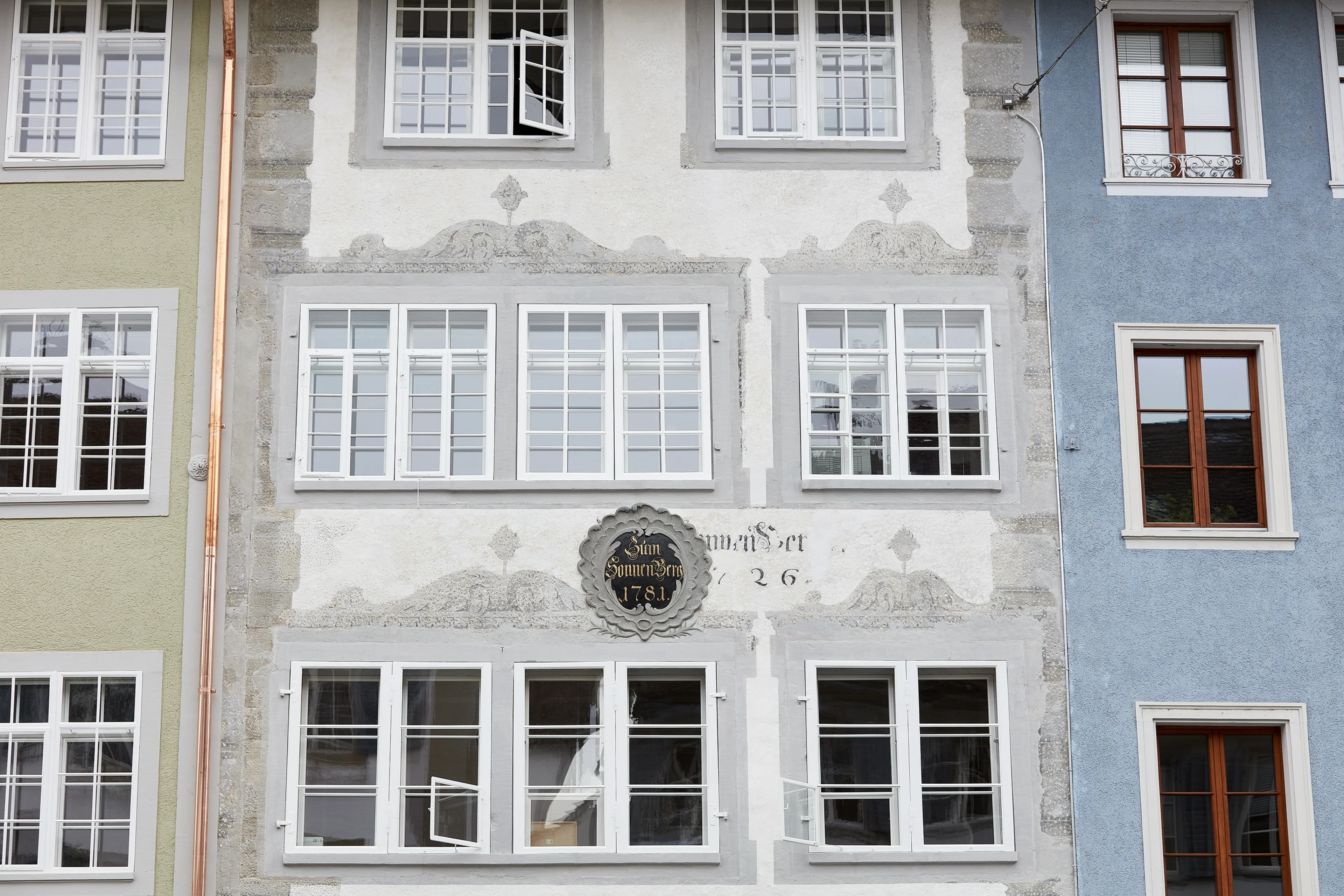Fassade der Steinberggasse 41 wird mit historischer Grisaille-Malerei