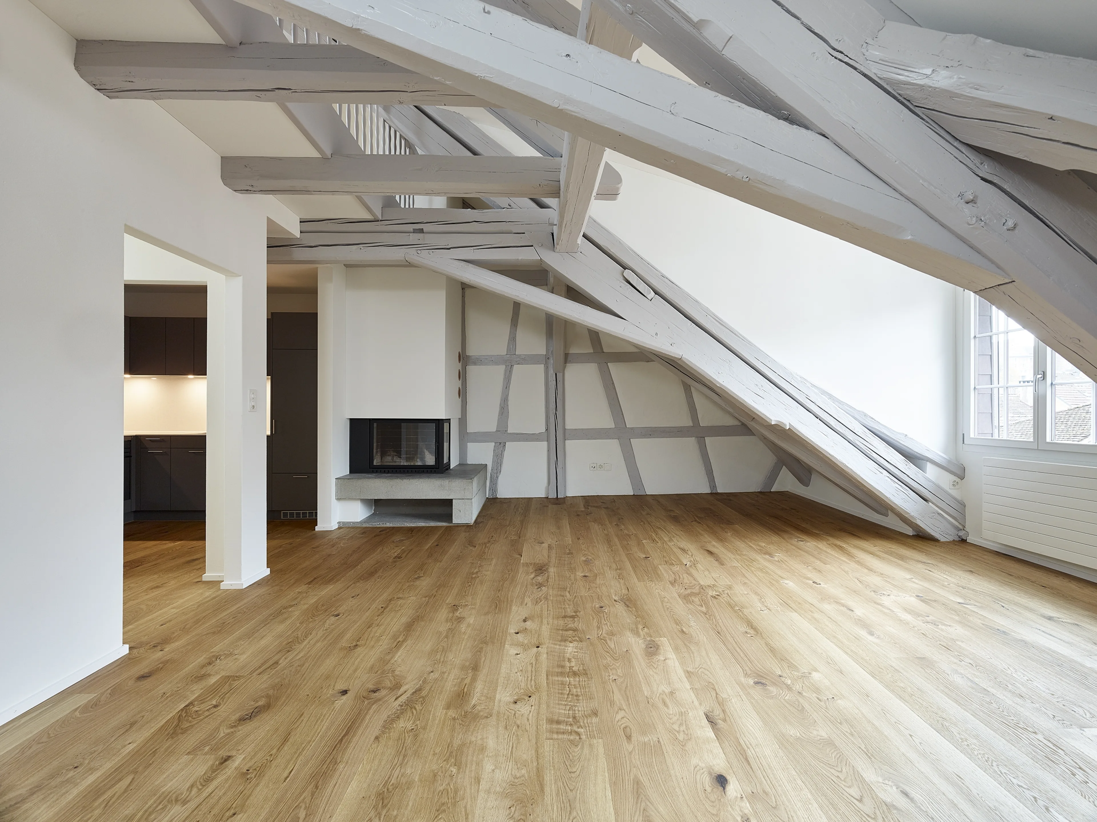 Innenansicht des Wohnzimmers im Dachgeschoss an der Obergasse 6.