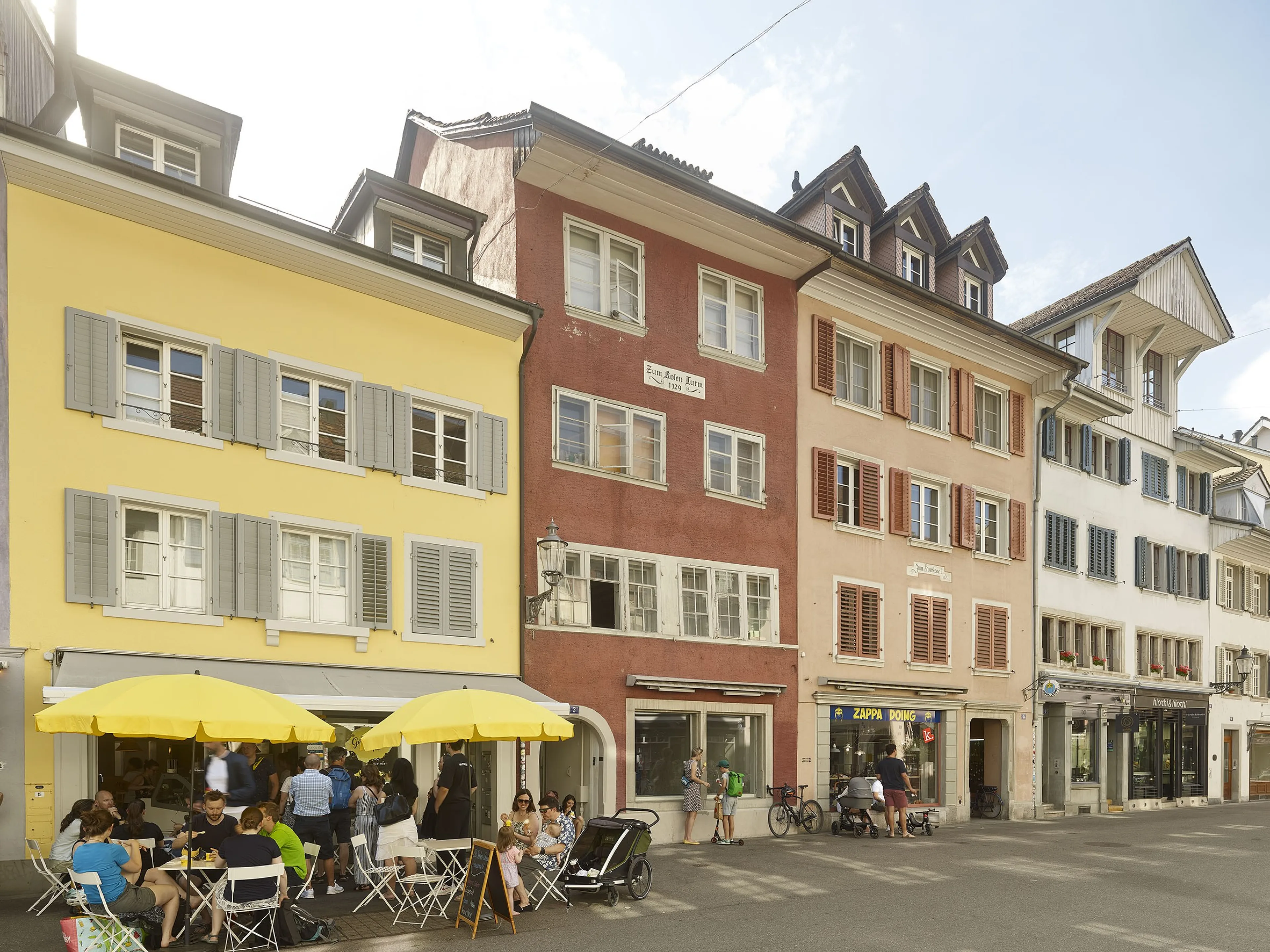 Foto der historischen Liegenschaft «Zum Roten Turm» an der Obergasse 3 in Winterthur, aufgenommen vor Beginn der Renovation.