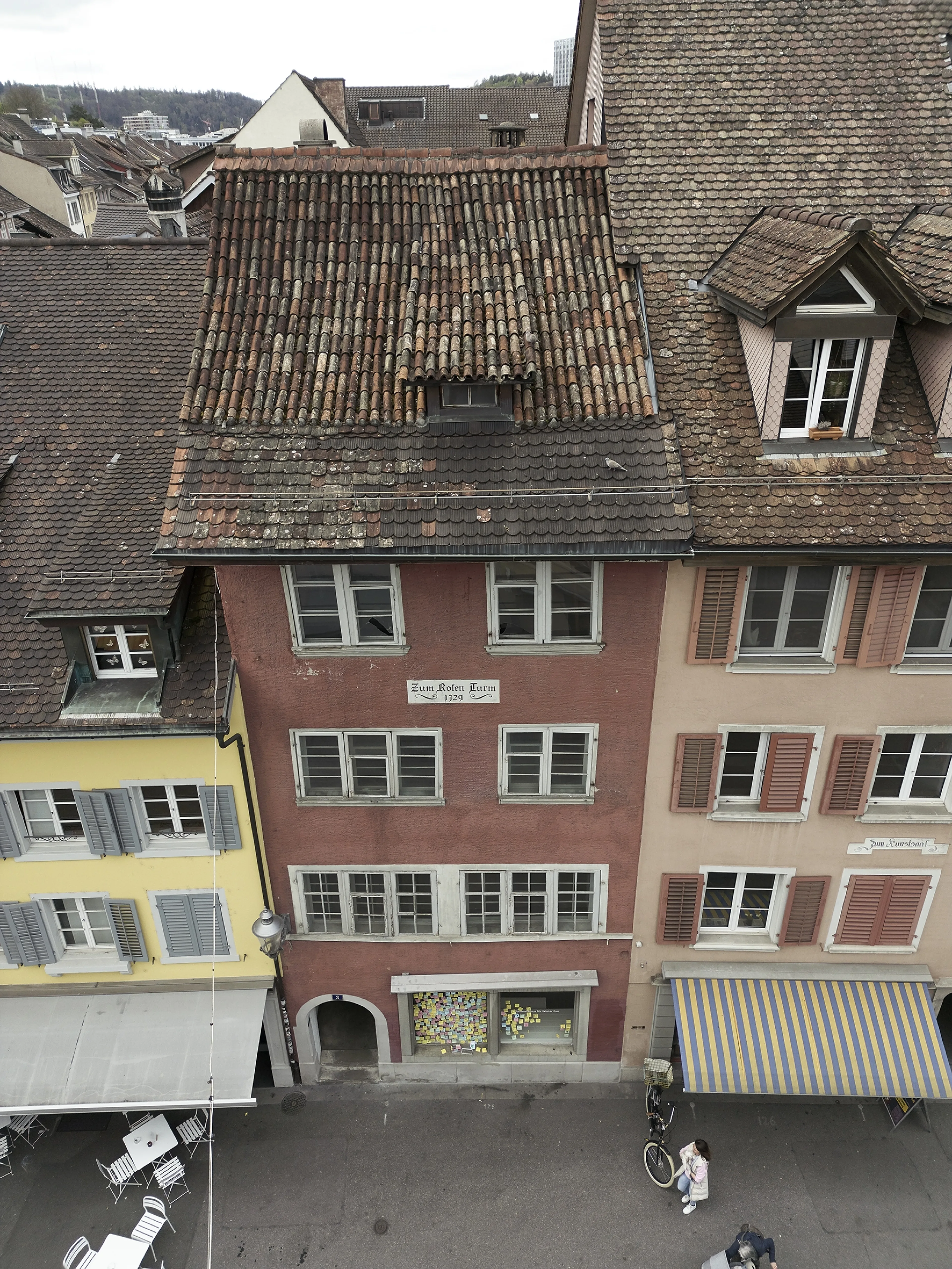 Luftaufnahme der Liegenschaft «Zum Roten Turm» an der Obergasse 3 in Winterthur, eingebettet in die historische Altstadt.