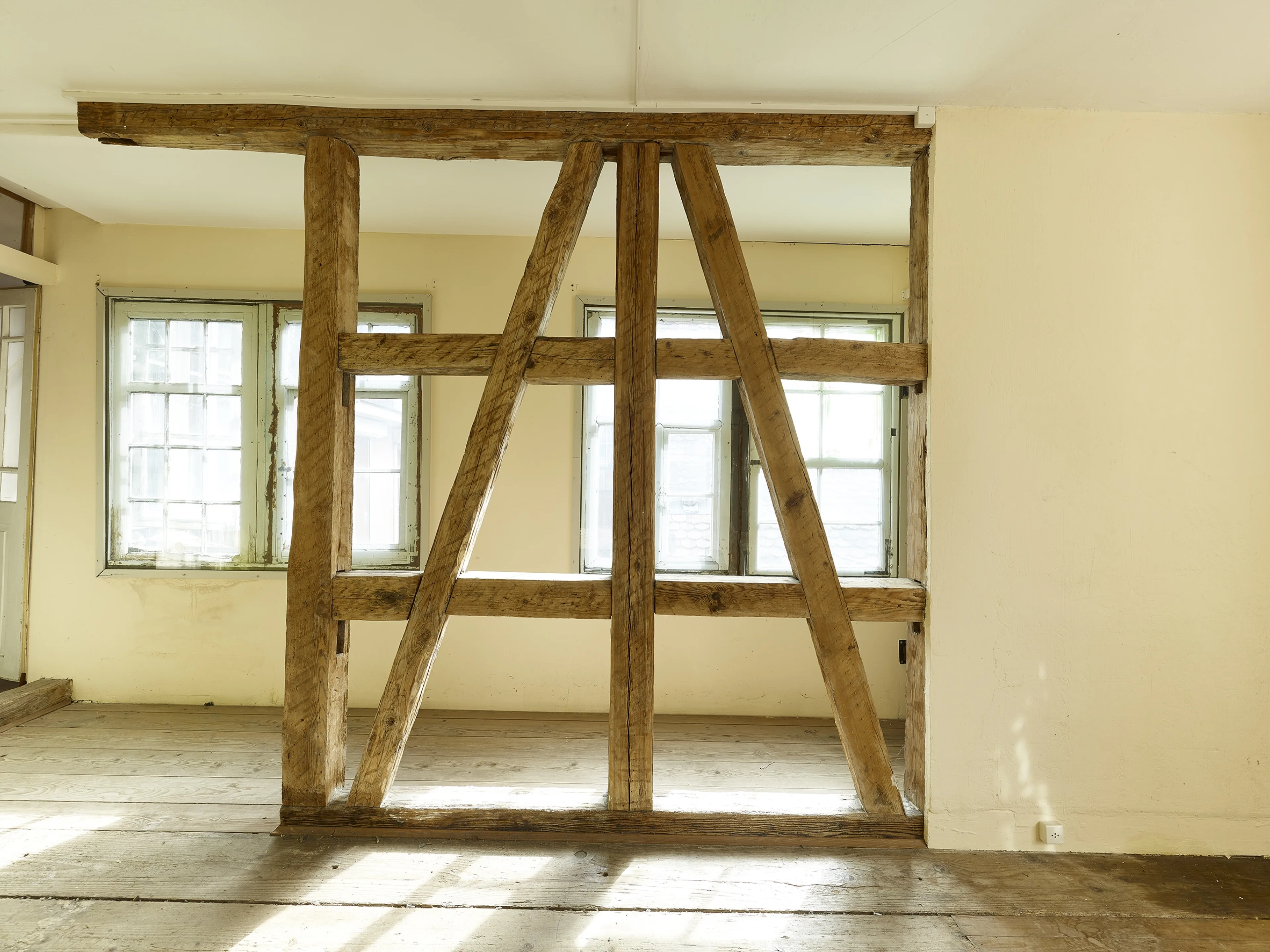 Foto der freigelegten alten Holzbalken im Inneren der Liegenschaft «Zum Roten Turm» an der Obergasse 3 in Winterthur