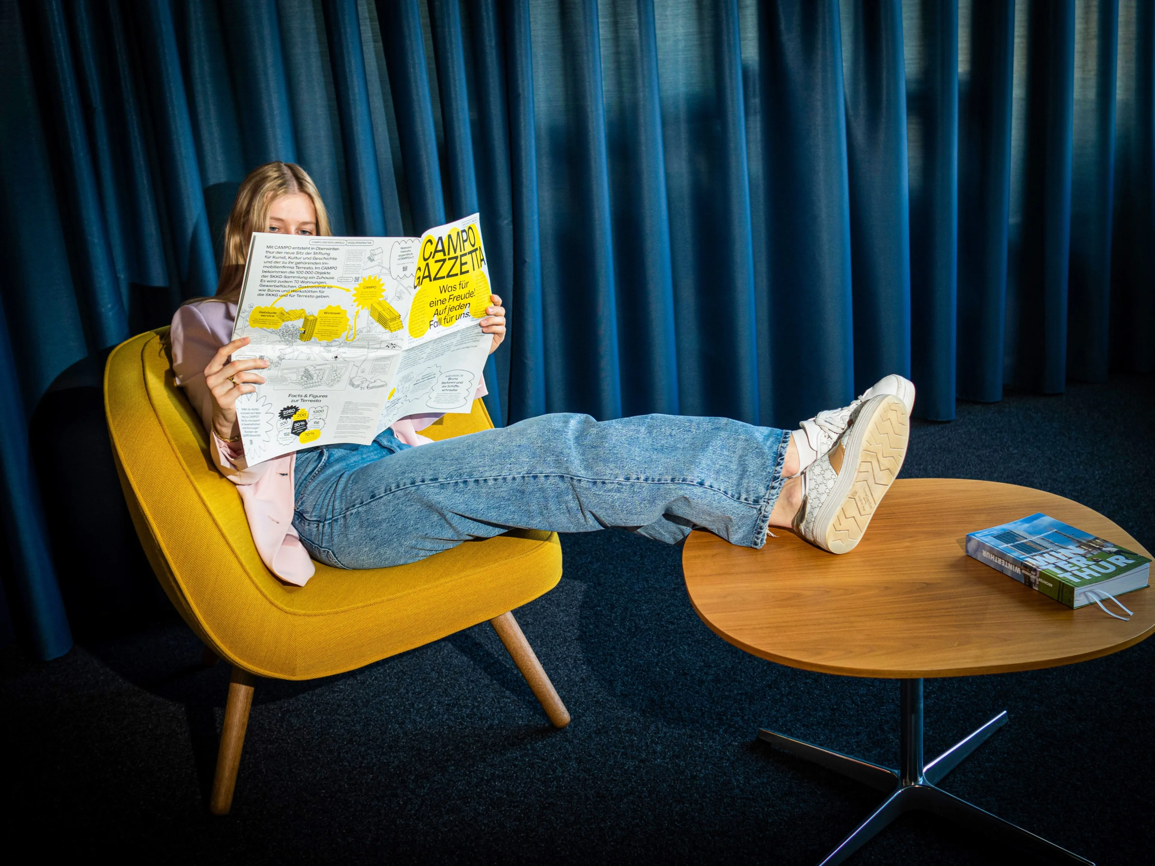 Magazin lesen in der Stube