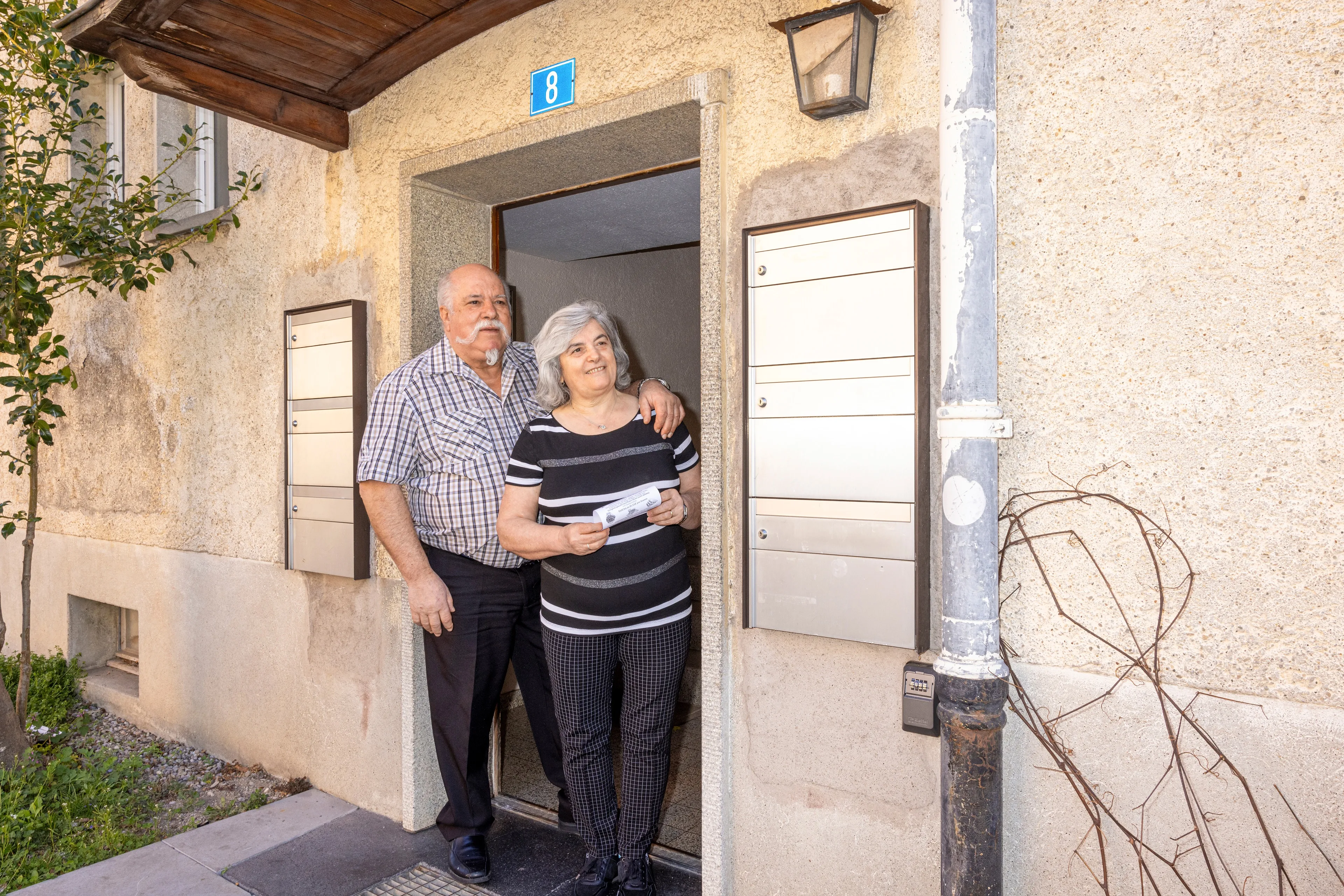 Aufnahme des Ehepaars Demasi im Hauseingang des Rebenwegs 8