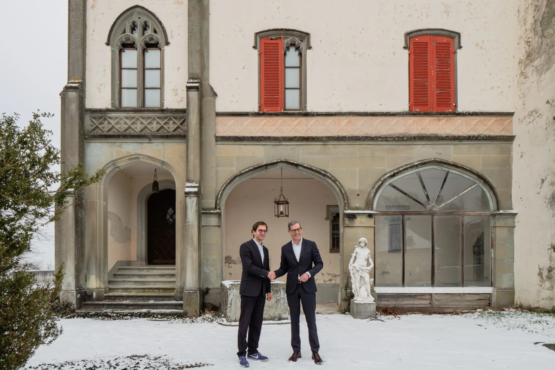 Timo Hafner von der Leonis Immobilien AG (links) und Beat Schwab, Vizepräsident Stiftungsrat SKKG, bei der Übergabe des Schlosses.