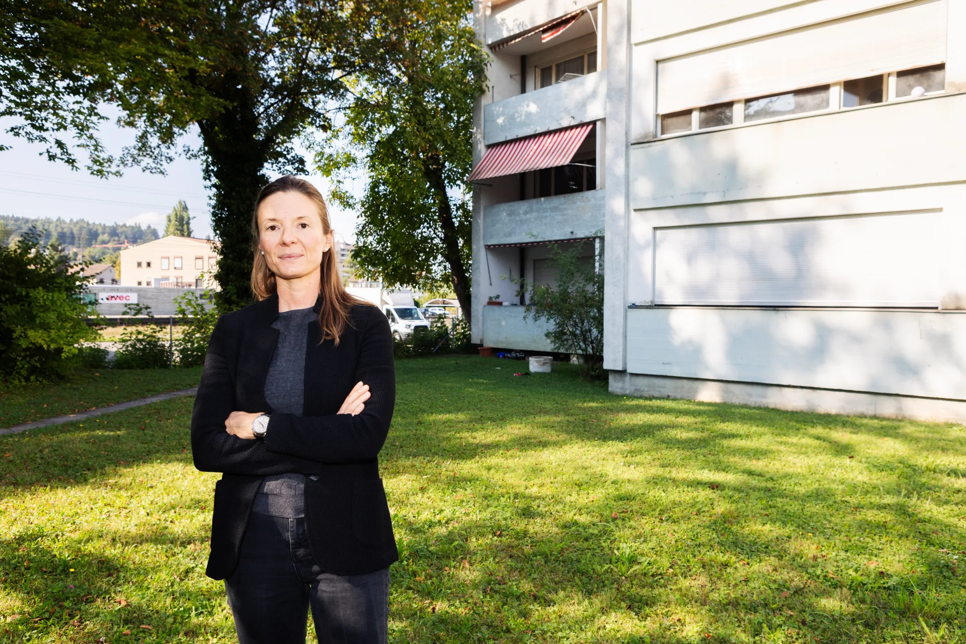 Claudia Siegle vor Fassade Hobelwerkweg